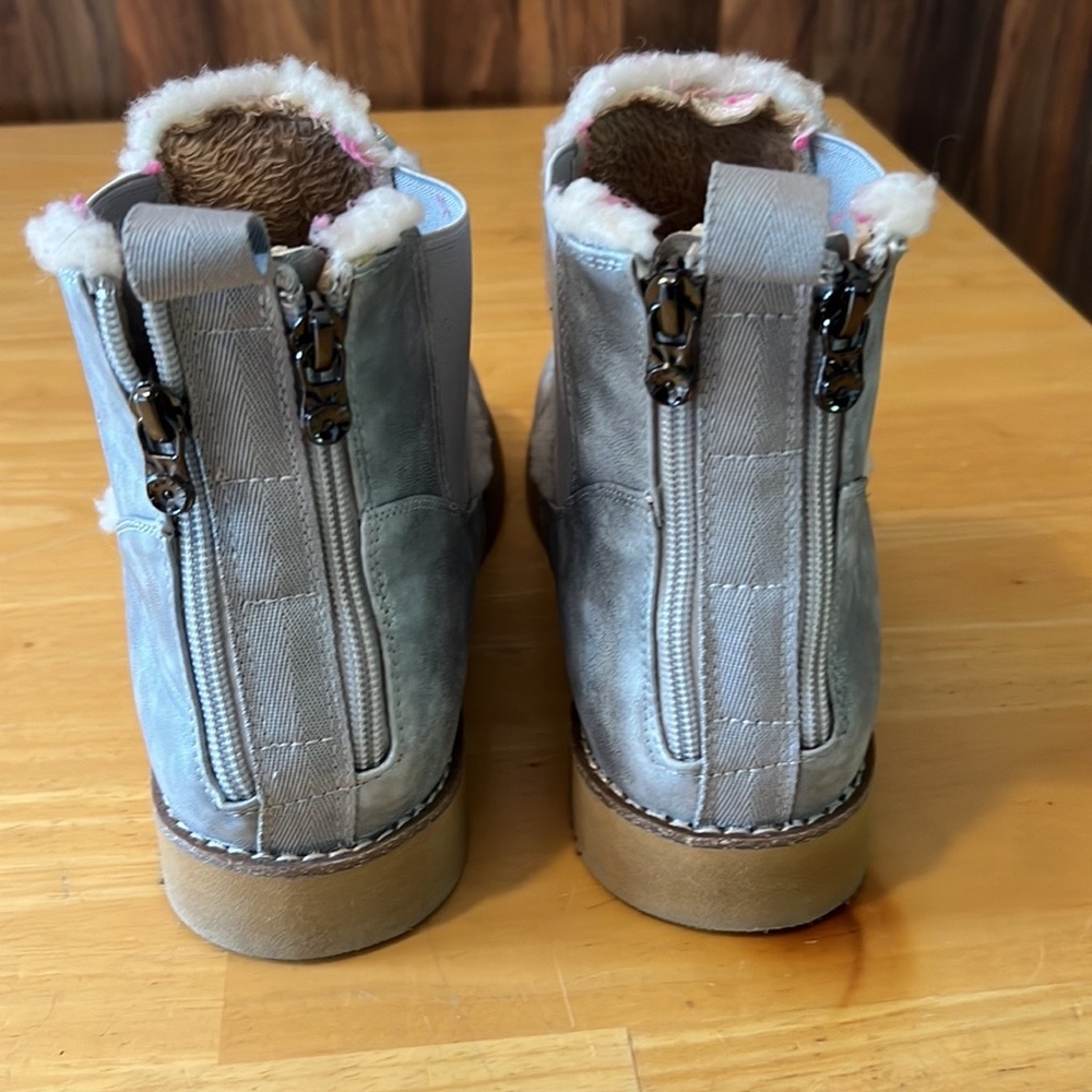 Boots - Picture 4 of 6